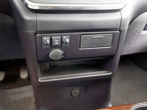 Used 2018 Toyota Sienna Limited image 38