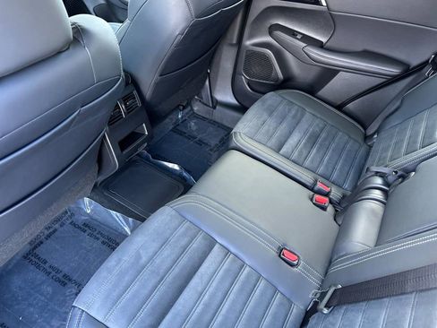 Used 2025 Mitsubishi Outlander 4WD Plug-In Hybrid image 12