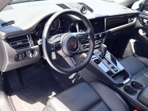 Certified 2025 Porsche Macan w/ Premium Package Plus AWD/4WD image 4
