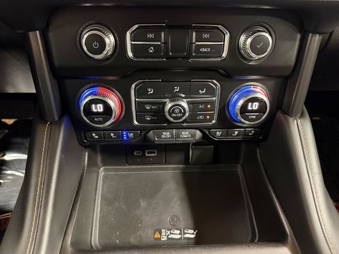 Used 2021 GMC Yukon XL AT4 w/ AT4 Premium Plus Package AWD/4WD image 20