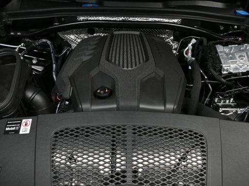 Certified 2025 Porsche Macan image 34