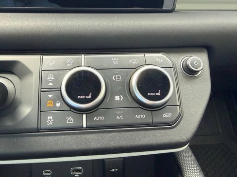Used 2021 Land Rover Defender 110 X-Dynamic SE AWD/4WD image 29