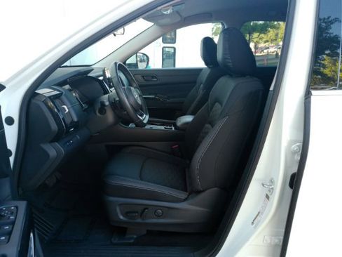 Used 2024 Nissan Pathfinder SV image 12