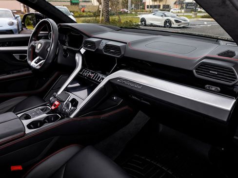 Used 2020 Lamborghini Urus image 22