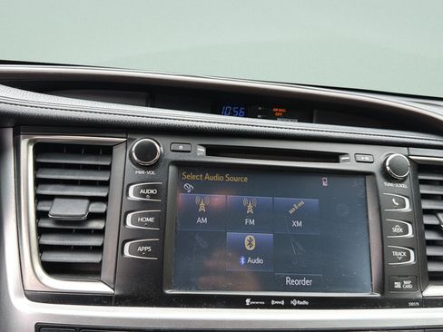 Used 2018 Toyota Highlander XLE AWD/4WD image 14
