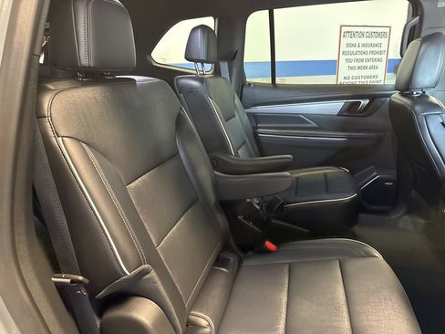Used 2025 Buick Enclave Preferred AWD/4WD image 30