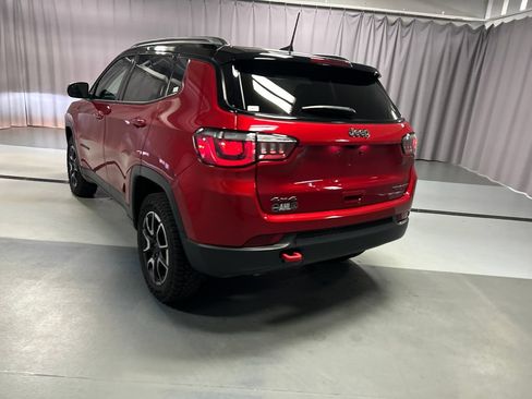 Used 2025 Jeep Compass Trailhawk w/ Trailhawk Convenience Group AWD/4WD image 5