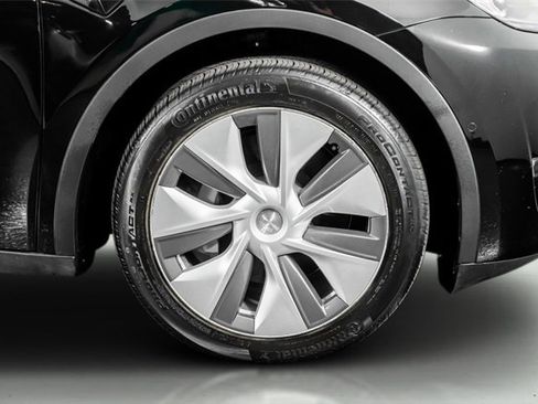 Used 2022 Tesla Model Y Long Range image 11
