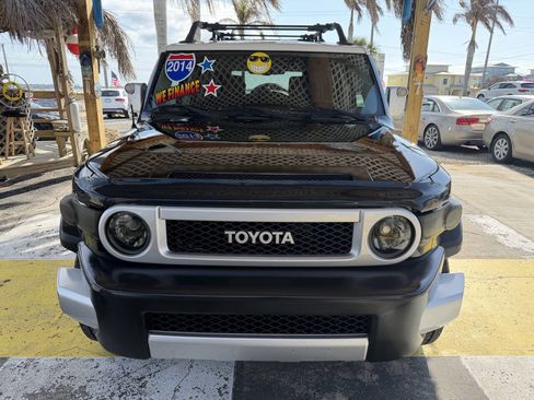 Used 2014 Toyota FJ Cruiser 2WD w/ Convenience Package image 2