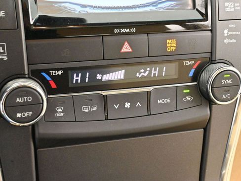 Used 2017 Toyota Camry XLE image 23