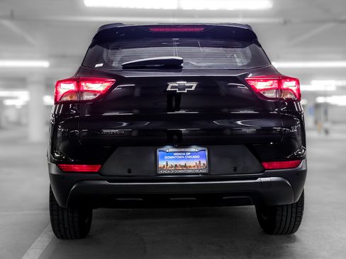 Used 2021 Chevrolet TrailBlazer LS w/ LPO, Blackout Package FWD image 8