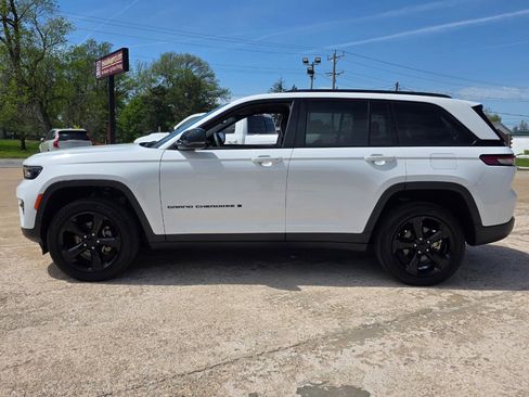 Used 2023 Jeep Grand Cherokee Altitude AWD/4WD image 6