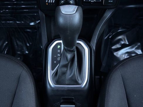 Used 2018 Jeep Renegade Latitude w/ Cold Weather Group image 18