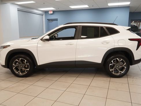 Used 2024 Chevrolet Trax LT w/ Driver Confidence Package FWD image 2