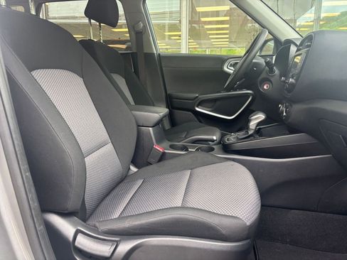 Used 2025 Kia Soul LX w/ LX Technology Package FWD image 24