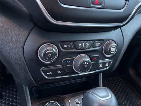 Used 2019 Jeep Cherokee Latitude Plus w/ Cold Weather Group image 27