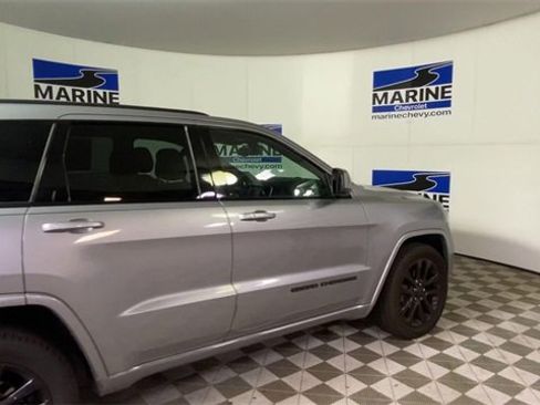 Used 2017 Jeep Grand Cherokee Altitude image 2