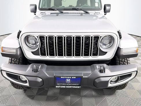 Used 2024 Jeep Wrangler Unlimited Sahara w/ Technology Group AWD/4WD image 2