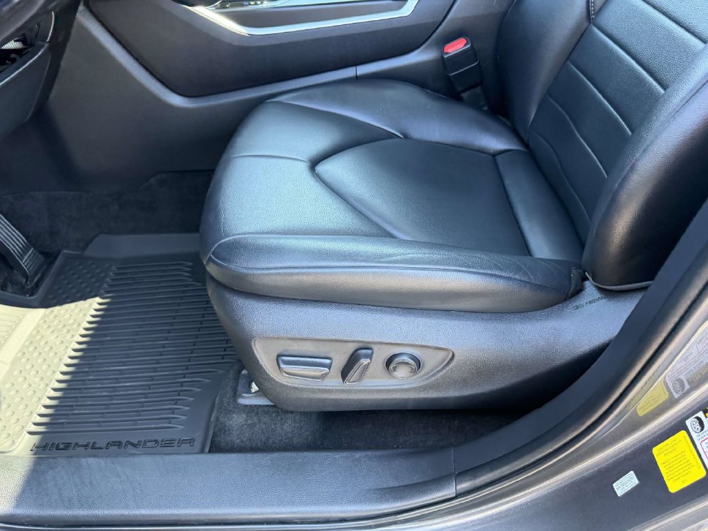 Used 2023 Toyota Highlander XLE FWD image 17