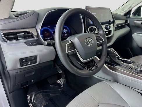 Used 2023 Toyota Highlander Limited AWD/4WD image 19