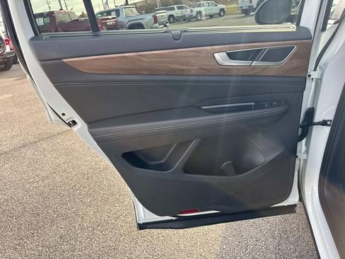 Used 2025 Volkswagen Atlas SE image 15