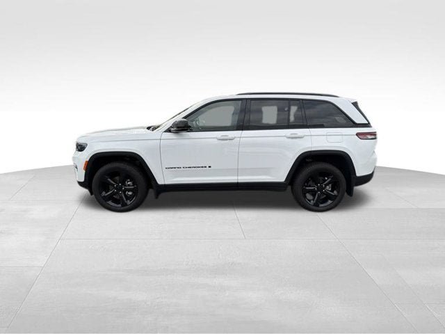 Used 2024 Jeep Grand Cherokee Limited w/ Black Appearance Package AWD/4WD image 9