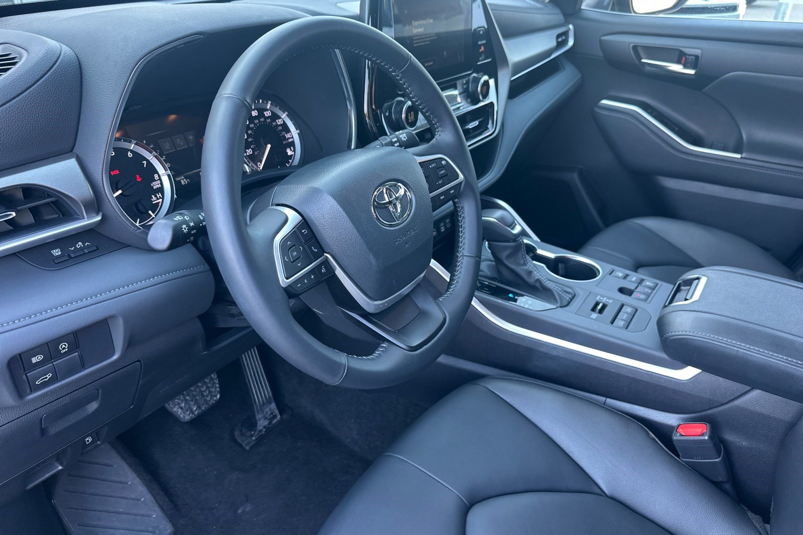 Used 2026 Toyota Highlander XLE AWD/4WD image 4