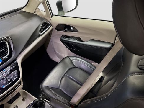 Used 2023 Chrysler Pacifica Touring-L image 22