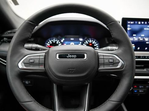 Used 2025 Jeep Compass Latitude w/ Convenience Group AWD/4WD image 31