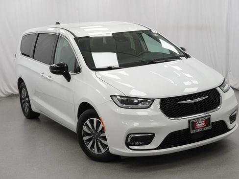 Used 2024 Chrysler Pacifica Limited FWD image 8
