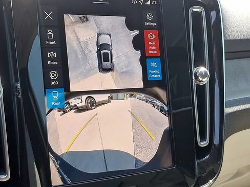 Certified 2026 Volvo XC40 B5 Plus AWD/4WD image 21