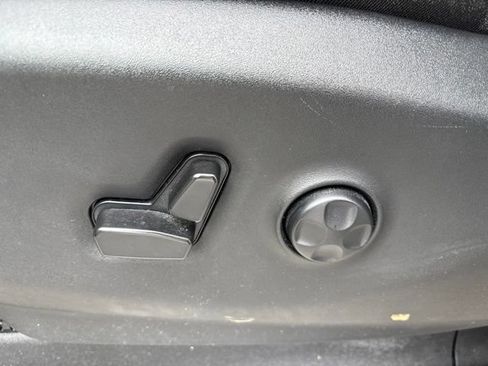 Used 2023 Chrysler Pacifica Touring-L FWD image 16