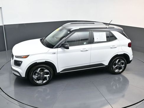 Certified 2025 Hyundai Venue Limited image 19