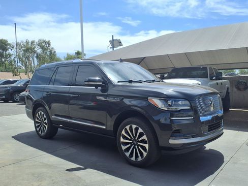 Used 2023 Lincoln Navigator Reserve AWD/4WD image 3