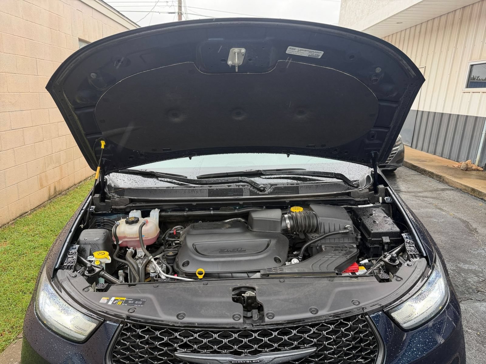 Used 2025 Chrysler Pacifica Limited FWD image 36