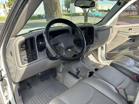 Used 2005 GMC Sierra 2500 SLE w/ Skid Plate Package AWD/4WD image 23