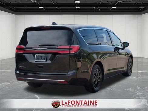 Used 2023 Chrysler Pacifica Touring-L FWD image 5