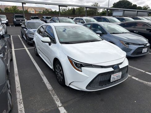 Certified 2022 Toyota Corolla LE FWD image 1