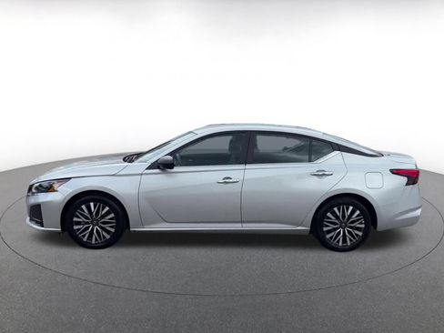 Used 2025 Nissan Altima 2.5 SV FWD image 8