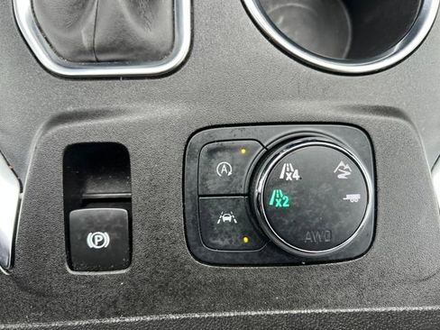 Used 2022 Chevrolet Traverse LT image 30