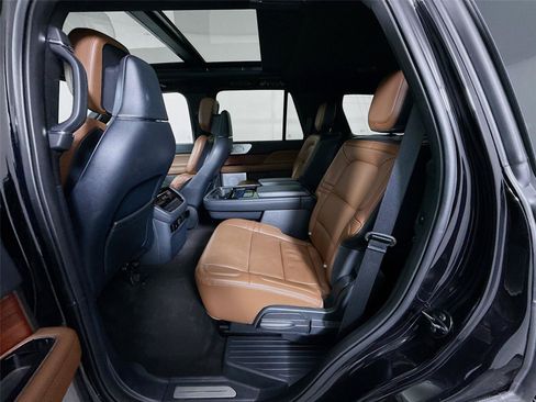 Used 2023 Lincoln Navigator Reserve AWD/4WD image 3