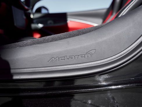Used 2025 McLaren Artura Spider image 34