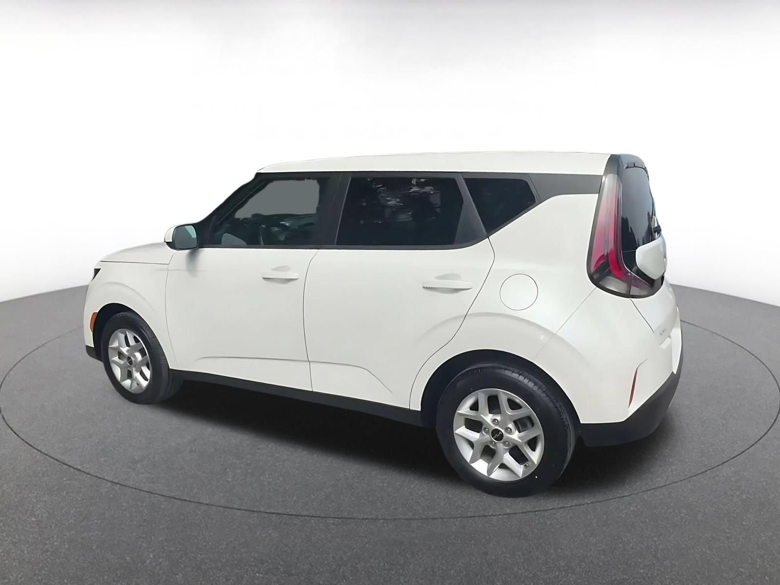 Used 2025 Kia Soul LX w/ LX Technology Package FWD image 9