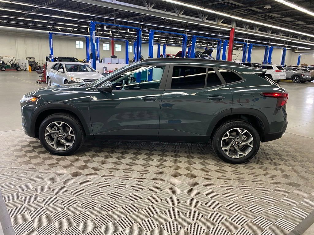 Used 2025 Chevrolet Trax LT FWD image 5