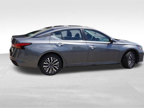 Used 2025 Nissan Altima 2.5 SV FWD image 4