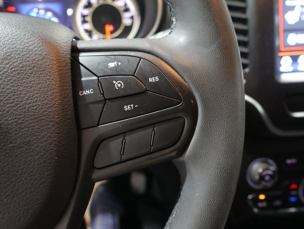 Used 2022 Jeep Cherokee Trailhawk AWD/4WD image 37