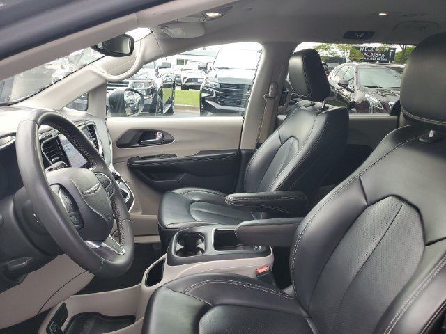 Used 2023 Chrysler Pacifica Touring-L FWD image 17