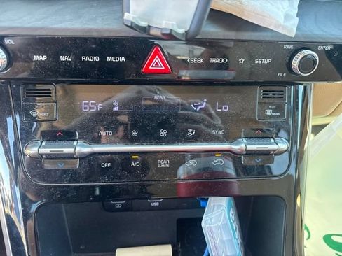 Used 2022 Kia Carnival EX FWD image 14