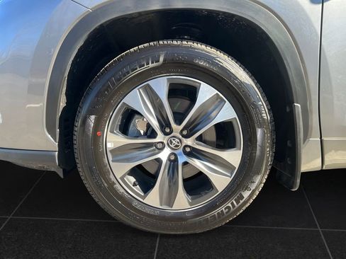 Used 2026 Toyota Highlander XLE image 9