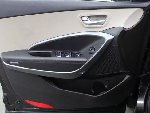 Used 2017 Hyundai Santa Fe SE image 11